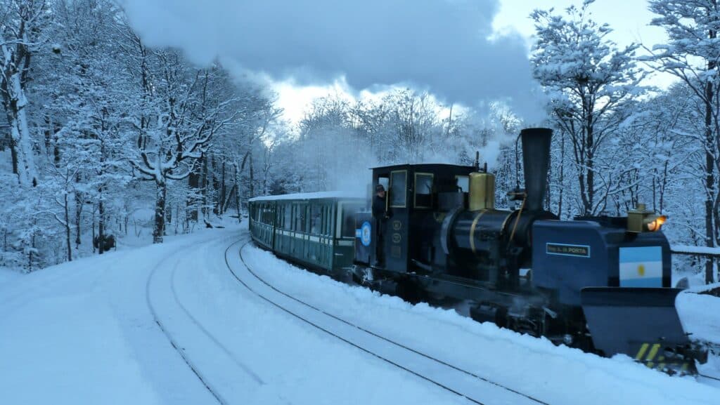 El Tren del Fin del Mundo realizando su recorrido habitual durante la temporada de invierno