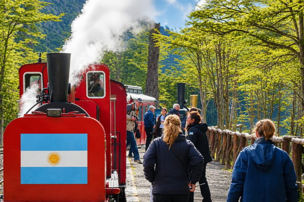 excursionistas bajando en la estación Parque Nacional luego de finalizar el recorrido del Tren del Fin del Mundo