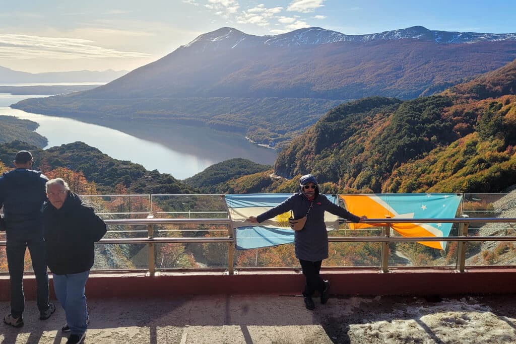 vista del lago escondido en otoño desde el mirador paso garibaldi