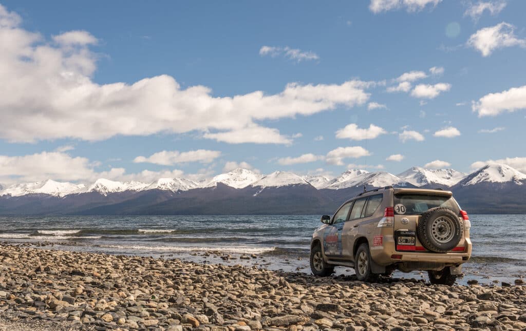 Camioneta 4x4 estacionada a orillas del Lago Fagnano Ushuaia