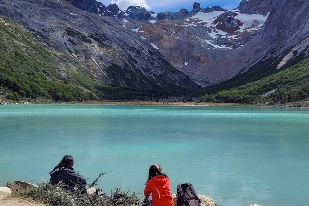 turistas descansando frente a la laguna esmeralda en enero