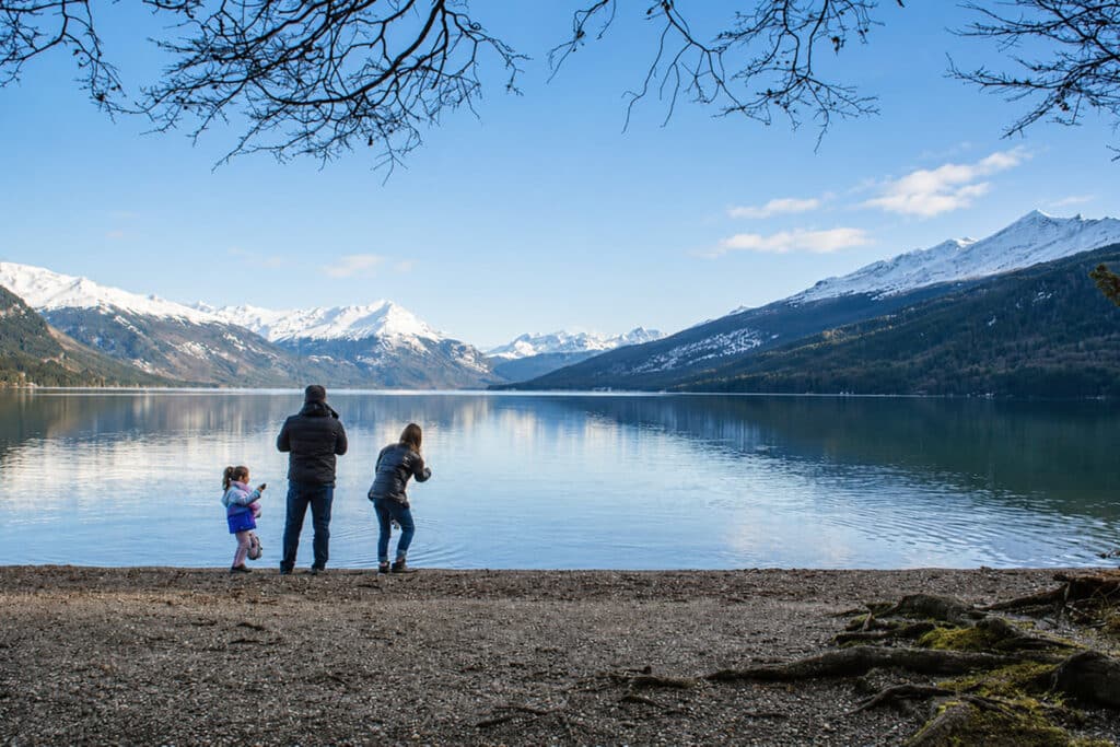 familia disfrutando del Lago Roca durante la excursión Parque Nacional Tierra del Fuego