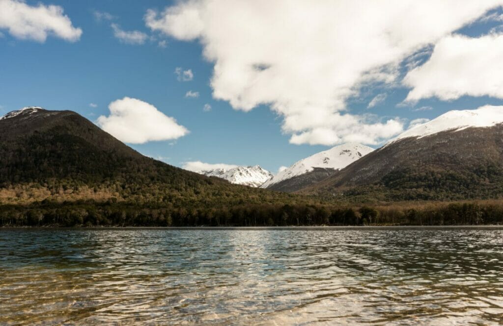 El bosque fueguino y las montañas que rodean el Lago Escondido