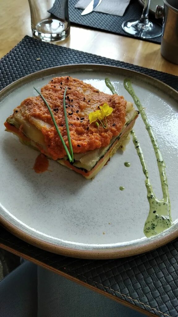 Plato gastronómico servido durante la excursión "Ruta de la Centolla"