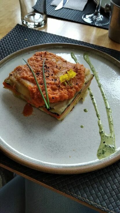 Plato gastronómico servido durante la excursión "Ruta de la Centolla"