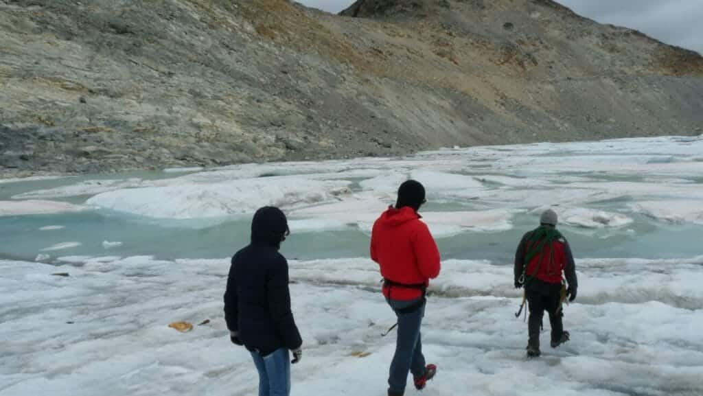 Excurionistas caminando sobre el glaciar Ojo del Albino