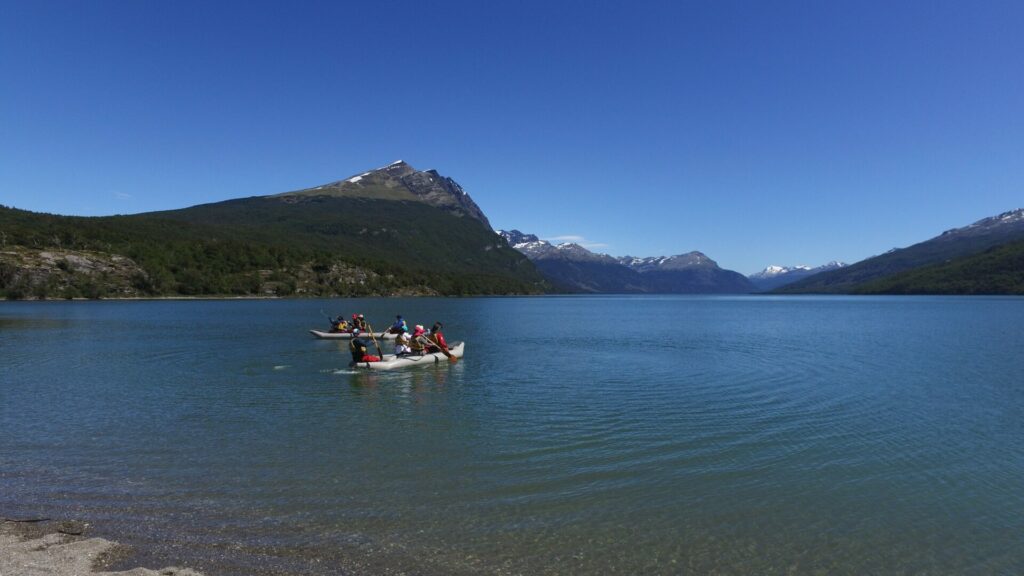 Grupo de personas en canoas inflables navegando en el Lago Acigami