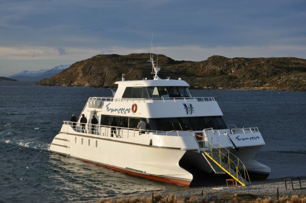 Catamaran en el que realizamos nuestras navegaciones al Canal Beagle