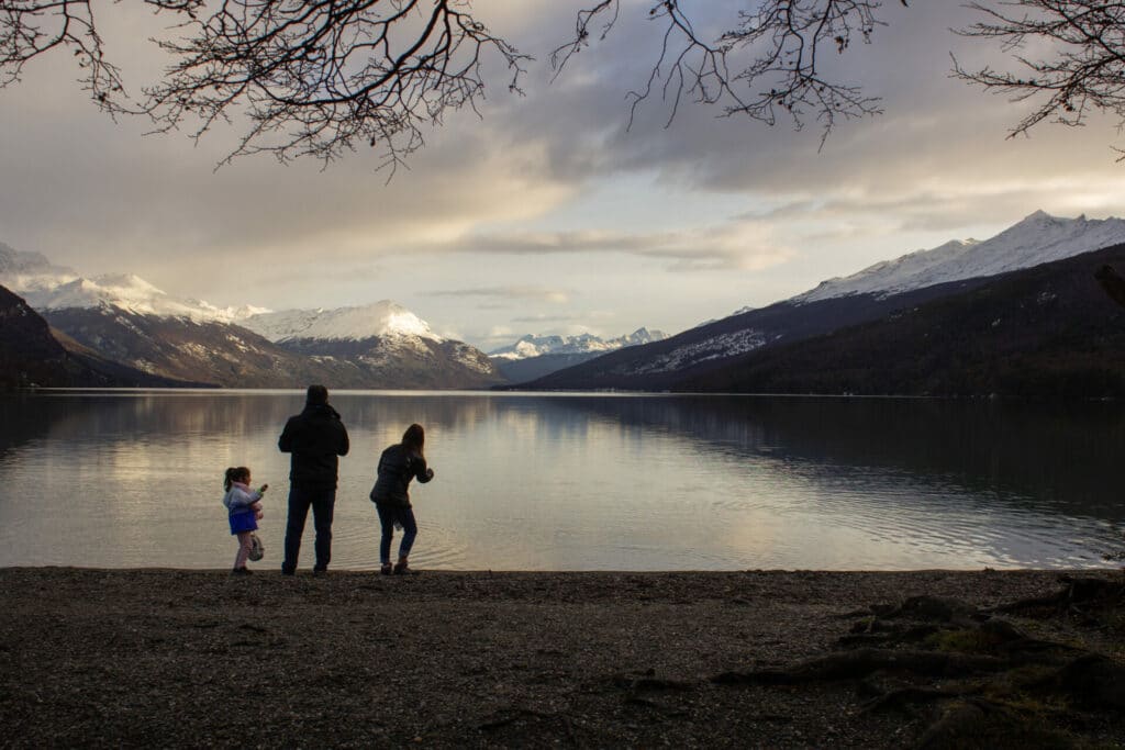 Excursionistas a orillas del lago Acigami, disfrutando de las preciosas vistas que ésta ofrece