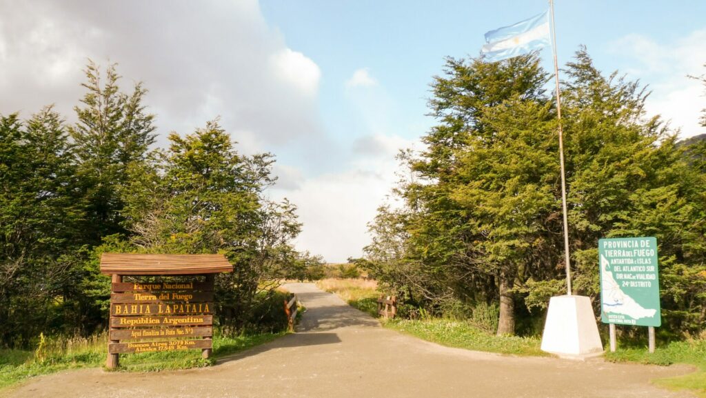 Cartel que da la bienvenida a Bahía Lapataia, y que también anuncia el fin del la ruta 3