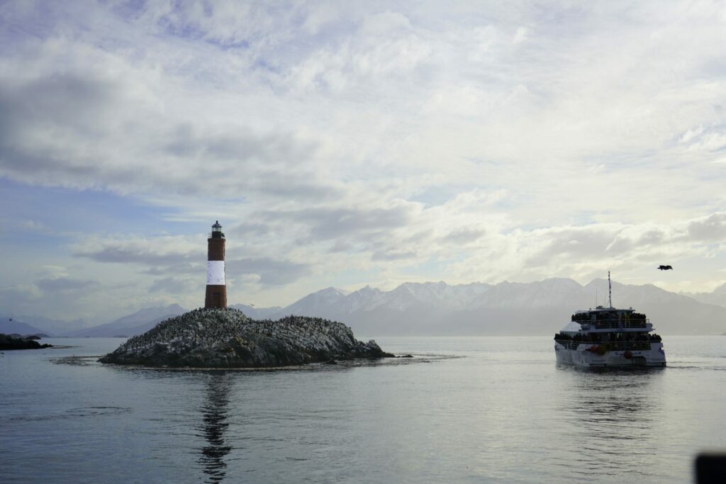 Vista panorámica del famoso faro Les Eclaireus, mal llamado "Faro del Fin del Mundo"