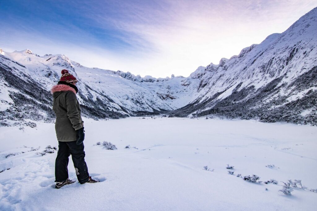 Turistas admirando la esplendida Laguna Esmeralda en època de invierno