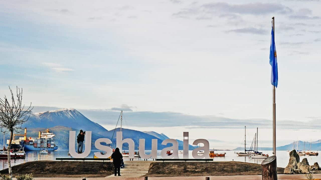 Vista del cartel de Ushuaia ubicado en la extensiòn de la calle Maipù y junto a la bahìa encerrada