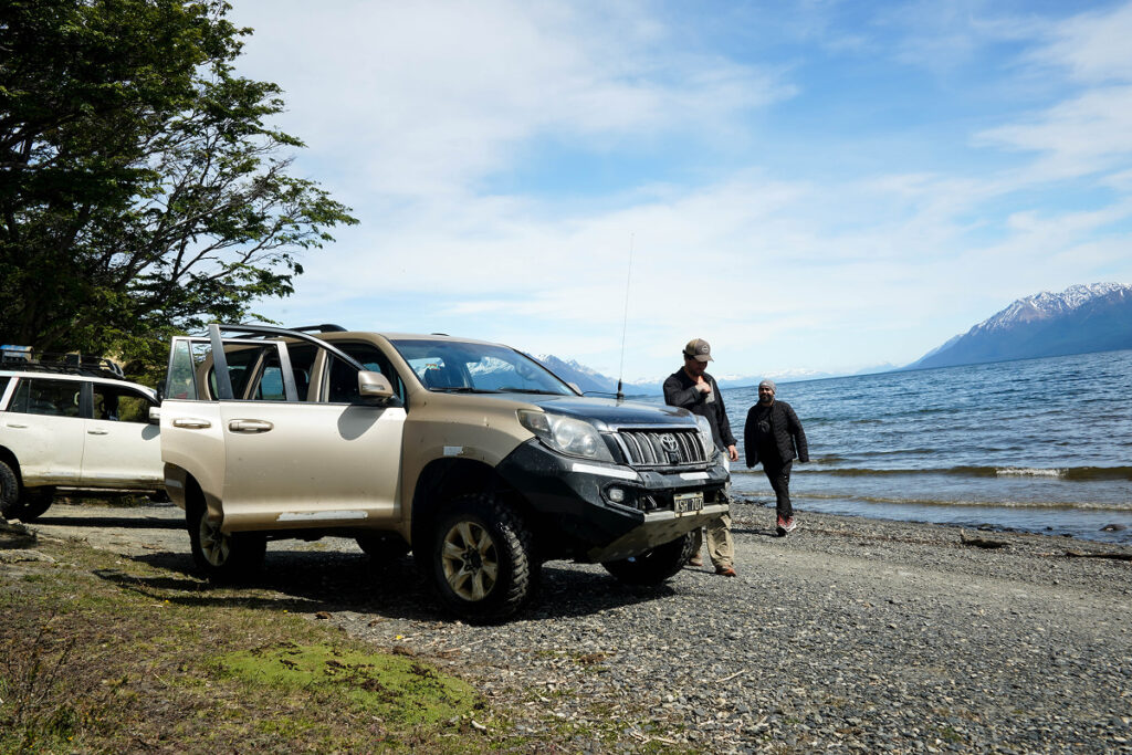 Camionetas 4x4 a orillas del Lago Fagnano en Lagos Escondido y Fagnano Exprés