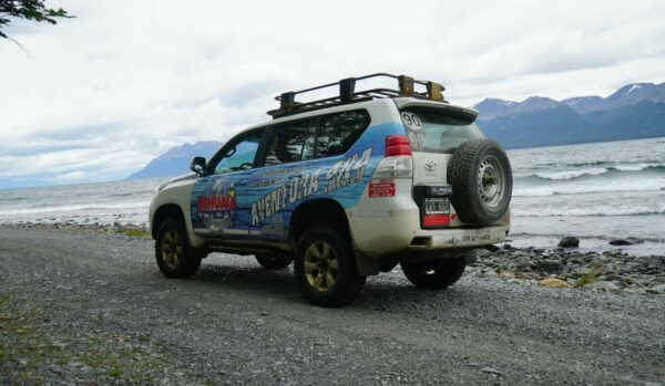 Nuestra camioneta 4x4 a orillas del Lago Fagnano