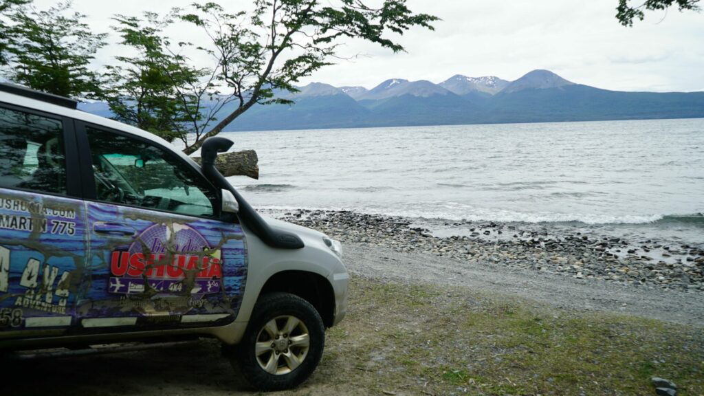 Nuestra camioneta 4x4 estacionado a orillas del Lago Fagnano