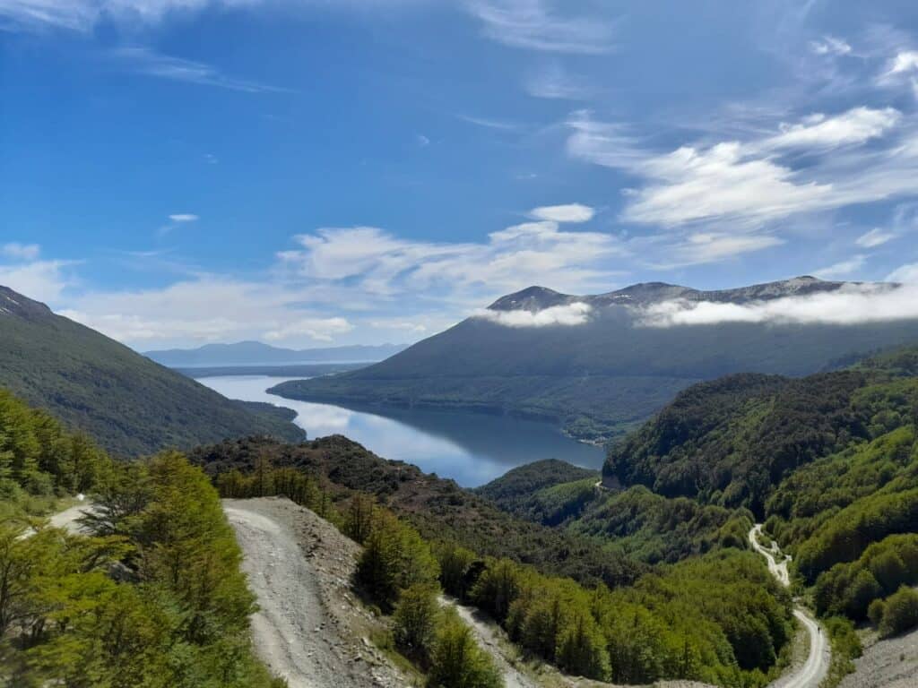 El Lago escondido visto desde el Paso Garibaldi, el punto màs alto de la ruta 3