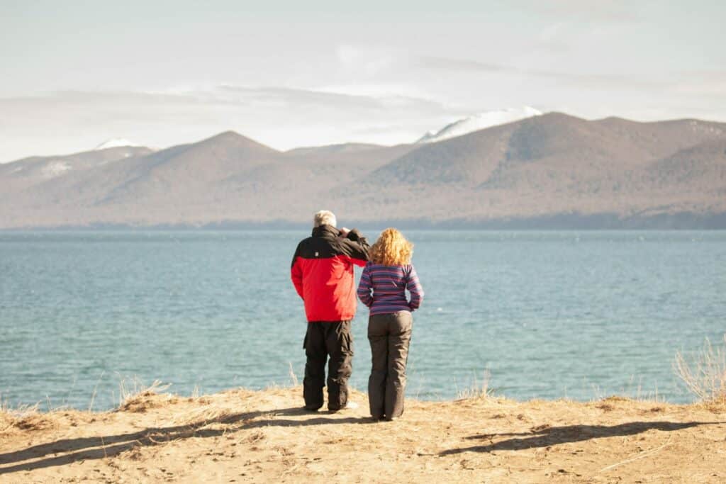 Excursionistas admirando el famoso Lago Fagnano
