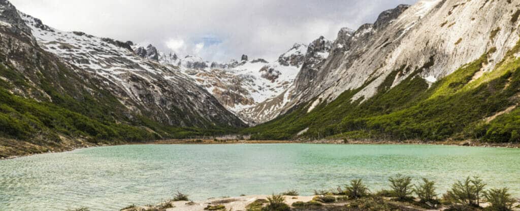 Preciosa vista de la Laguna Esmeralda durante la primavera