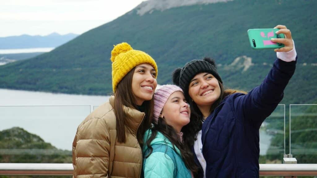 Excursionistas tomàndose una foto en el mirador Paso Garibaldi, con el imponente Lago Escondido detràs