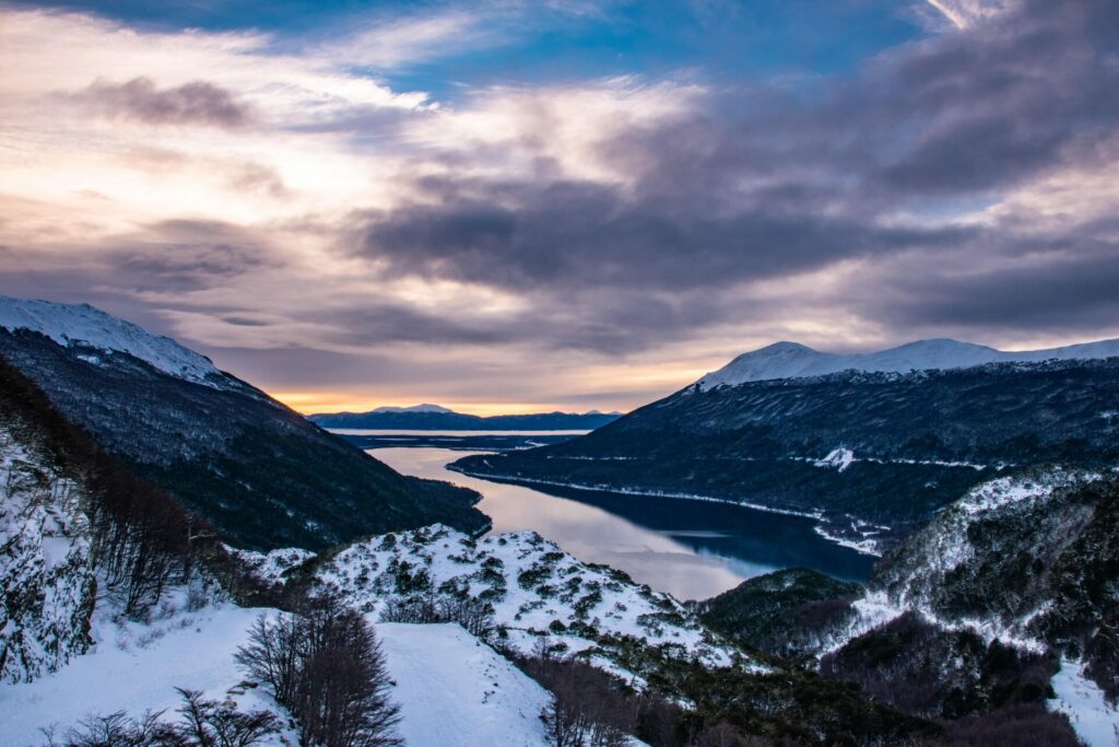 Los alrededores del Lago Escondido cubierto de nieve