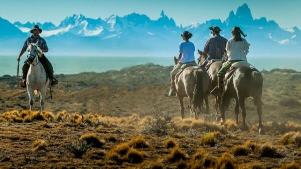 Turistas durante cabalgata por los alrededores de la estancia La Estela