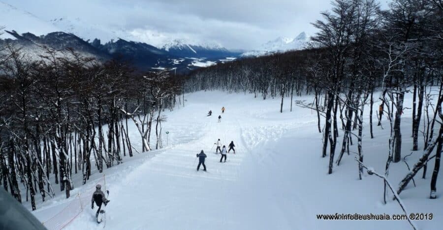Grupo de esquiadores disfrutando Pistas de esqui en ushuaia del Cerro Castor