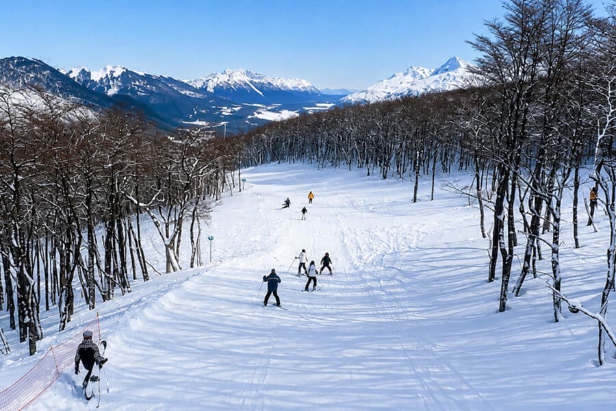 Grupo de esquiadores disfrutando Pistas de esqui en ushuaia del Cerro Castor