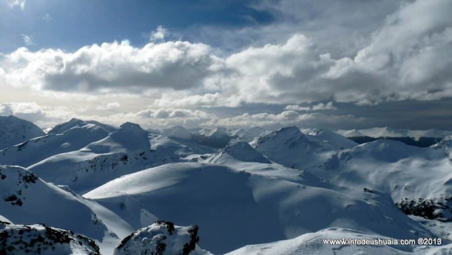 Hermosa vista panorámica de las cumbres del Cerro Castor