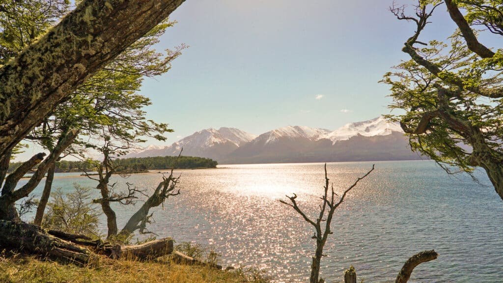 El Lago Fagnano y las montañas visto desde una de las orillas con las que la misma tiene contacto