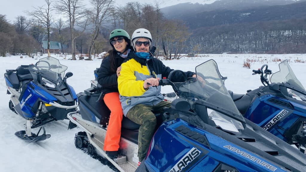 Excursionsitas preparàndose para recorrido en motos de nieve