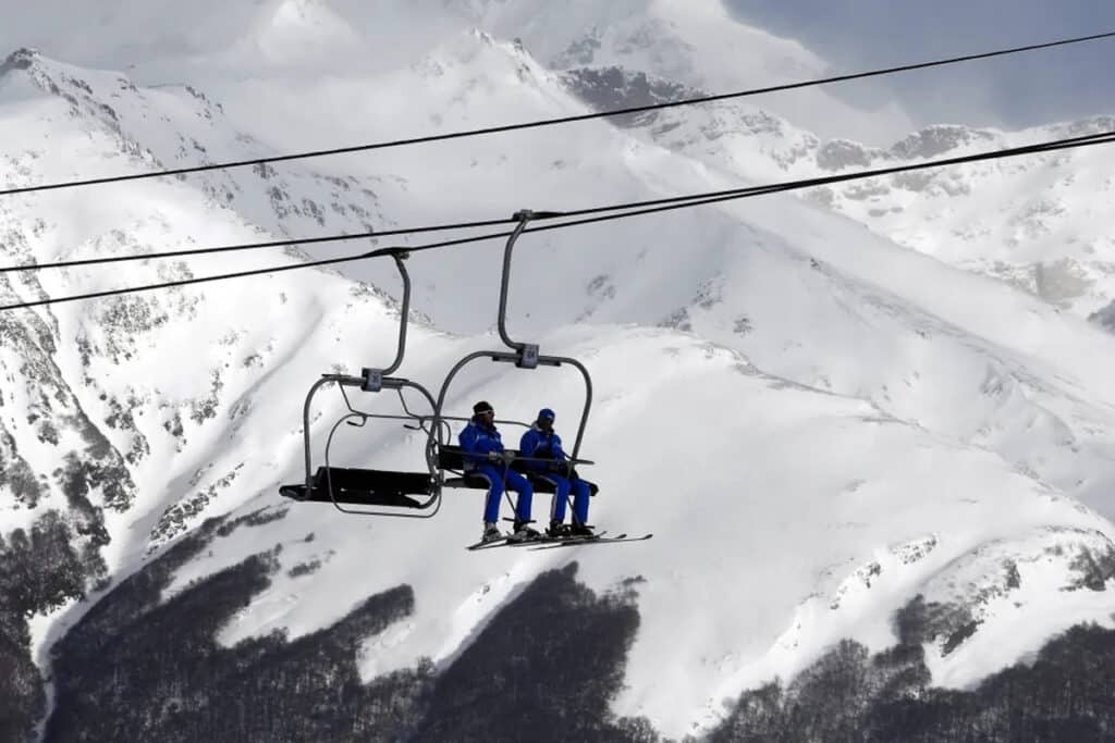 aerosilla cerro castor con esquiadores