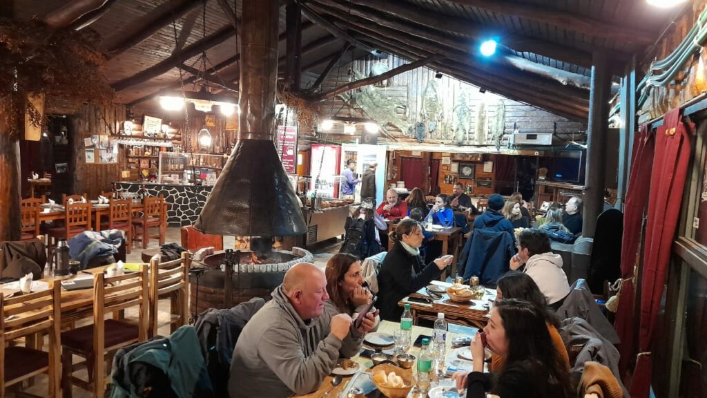 Excursionistas disfrutando de una rica cena en el centro invernal "Las Cotorras"