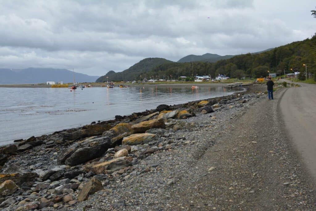 El puerto Almanza visto a orillas del Canal Beagle