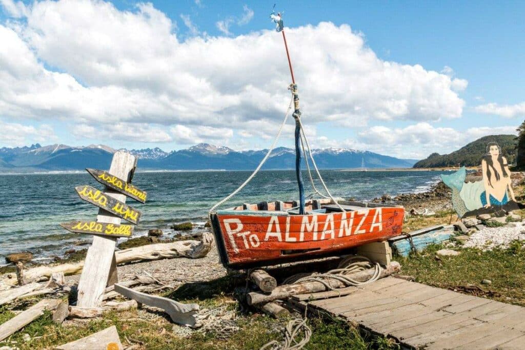 Cartel y bote que da la bienvenida al Puerto Almanza