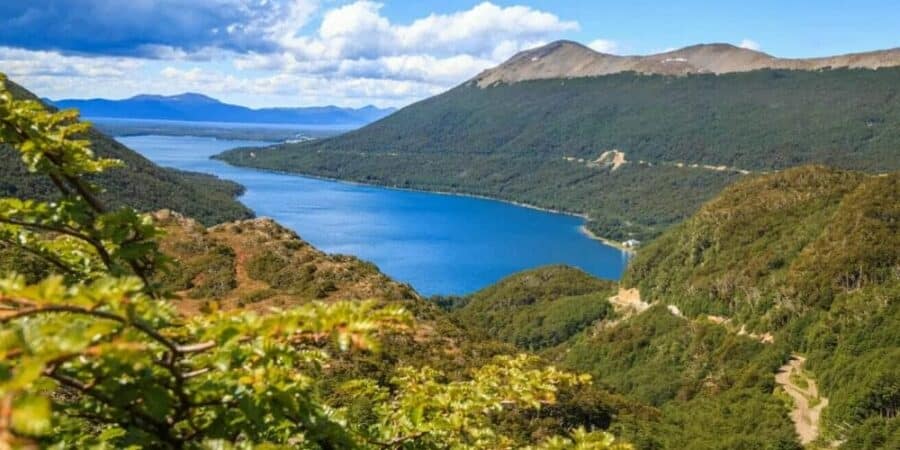 El Lago escondido visto desde el Paso Garibaldi, el punto màs alto de la ruta 3