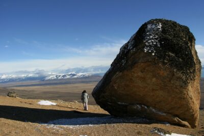 Excursionista apreciando las vistas panoràmicas inigualables que ofrece el Balcòn