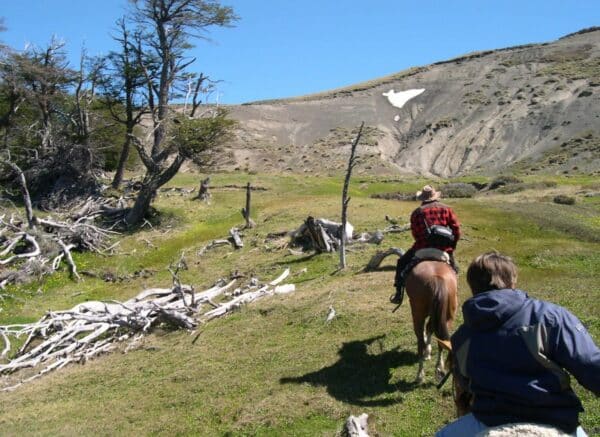 Excursionsitas ascendiendo en caballos por el Cerro Frìas