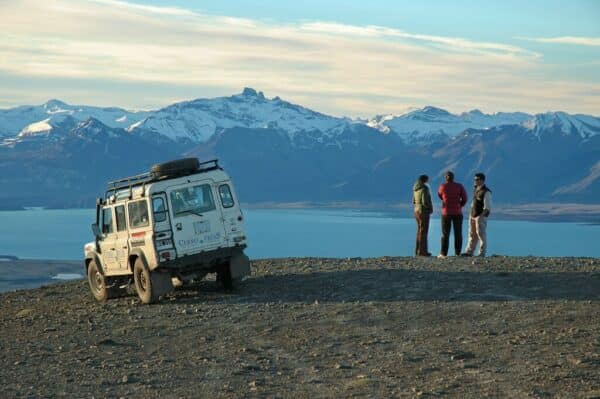 Excursionistas admirando las espectaculares vistas que ofrece uno de los miradores naturales del Cerro Frìas