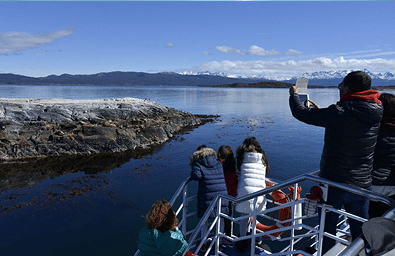 Excursionistas navegando por el Canal Beagle