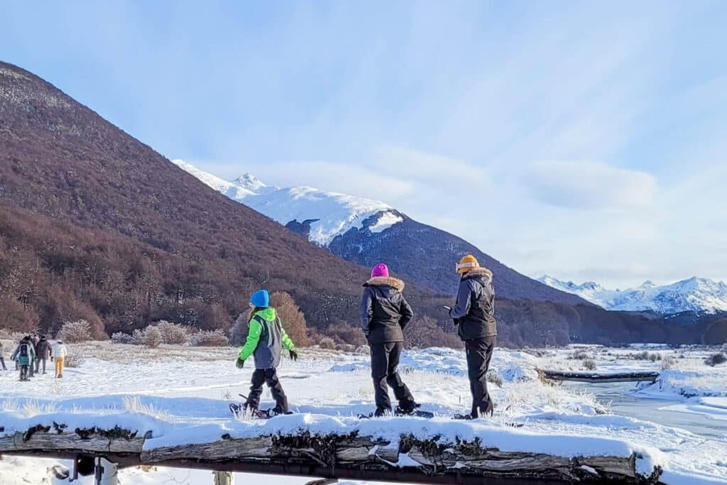 excursionistas realizando la caminata con raquetas en Valle Hermoso en la Experiencia Nieve en Ushuaia