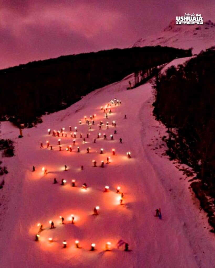 bajada de antorchas ushuaia fiesta nacional del invierno en cerro castor