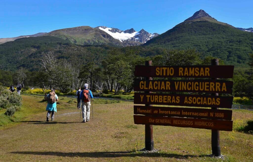 excursionistas por el sendero camino al Glaciar Vinciguerra en Ushuaia