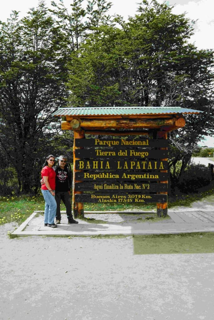 turistas tomandose foto con el famoso cartel de fin de la ruta nacional n°3 en Bahia Lapataia Parque Nacional Tierra del Fuego
